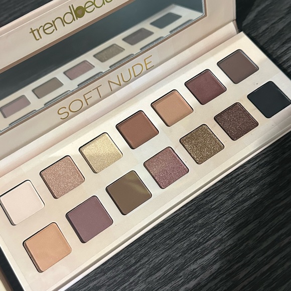 Eyeshadow palette NEW - Picture 1 of 5